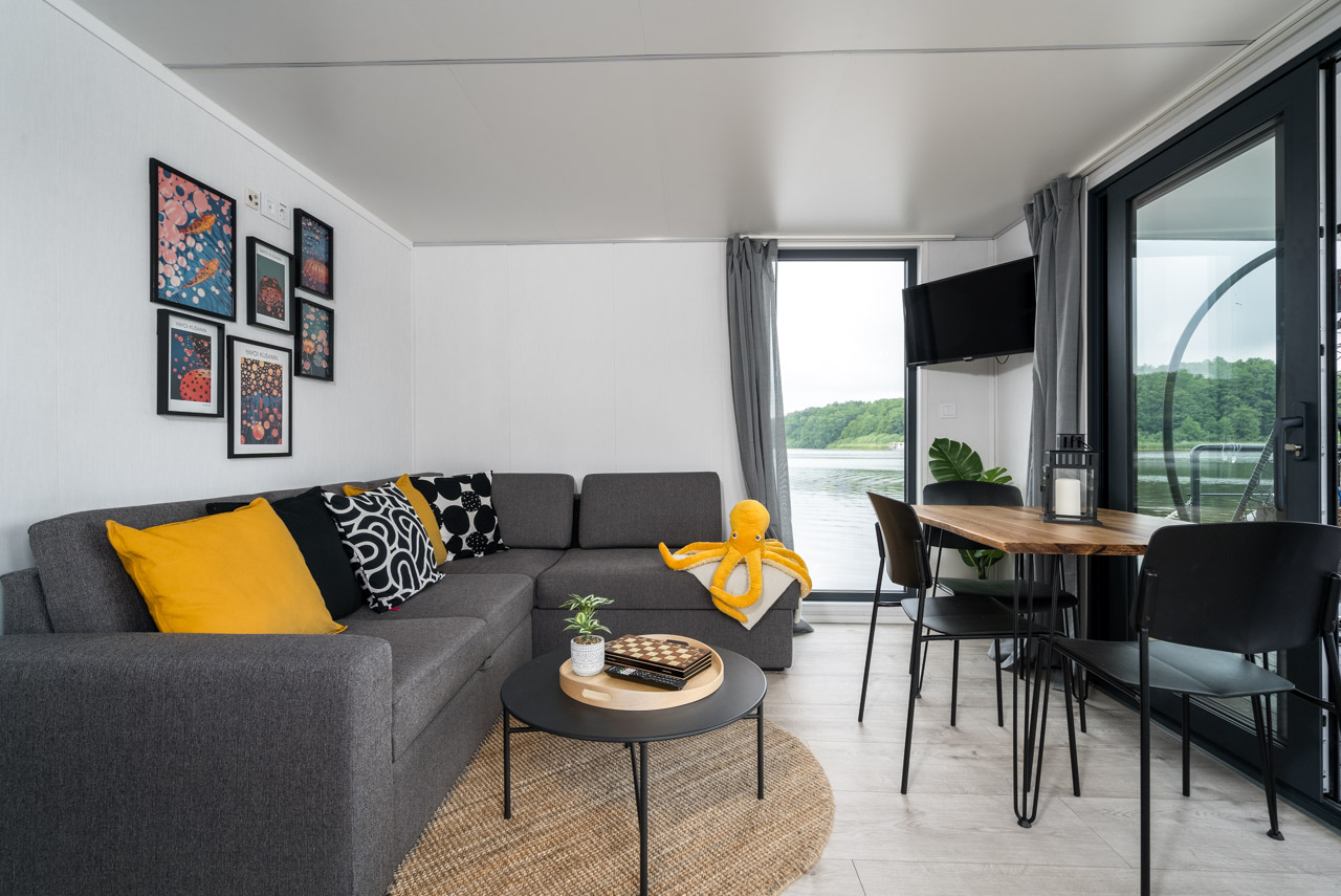 Wohnzimmer mit TV und Couch